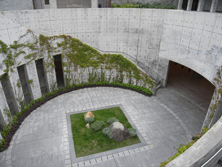 鑽石山火葬場中庭石陣