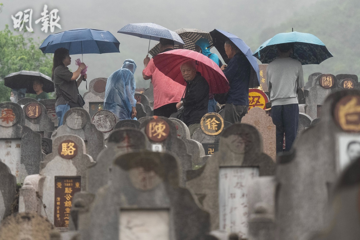 市民在鑽石山墳場拜祭先人