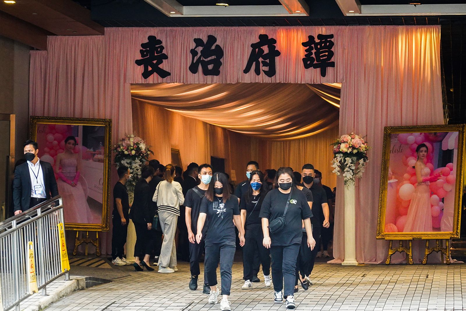 喪禮花牌佈置
