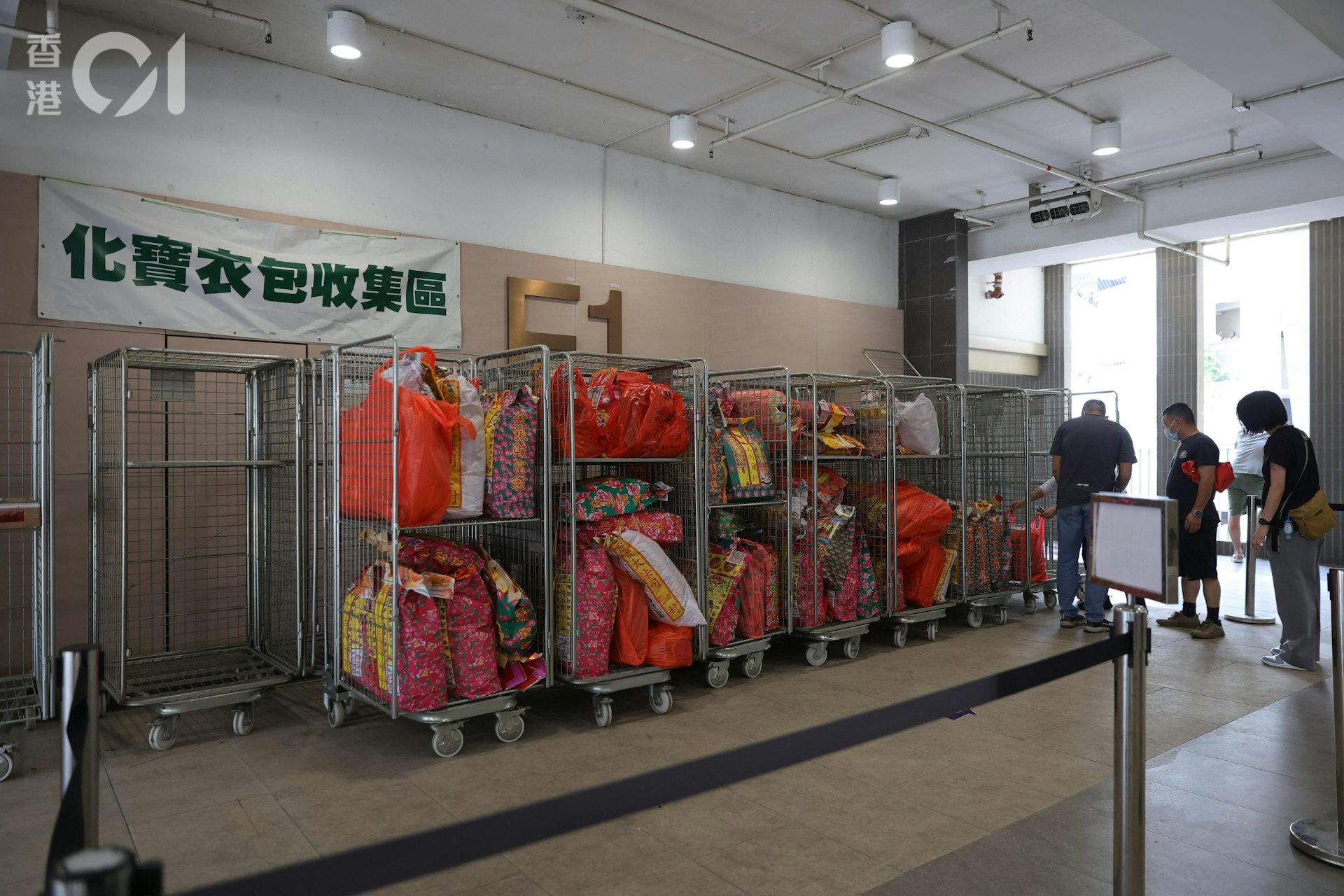 曾咀靈灰安置所化寶爐排隊人潮