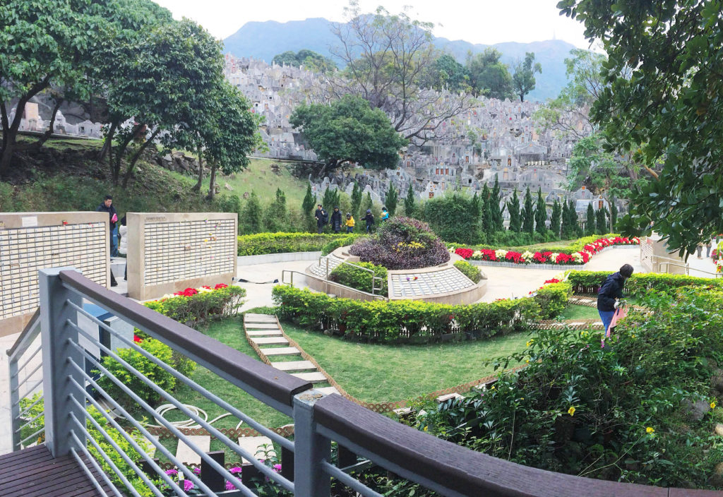 紀念花園牌匾牆與傳統墳場相鄰