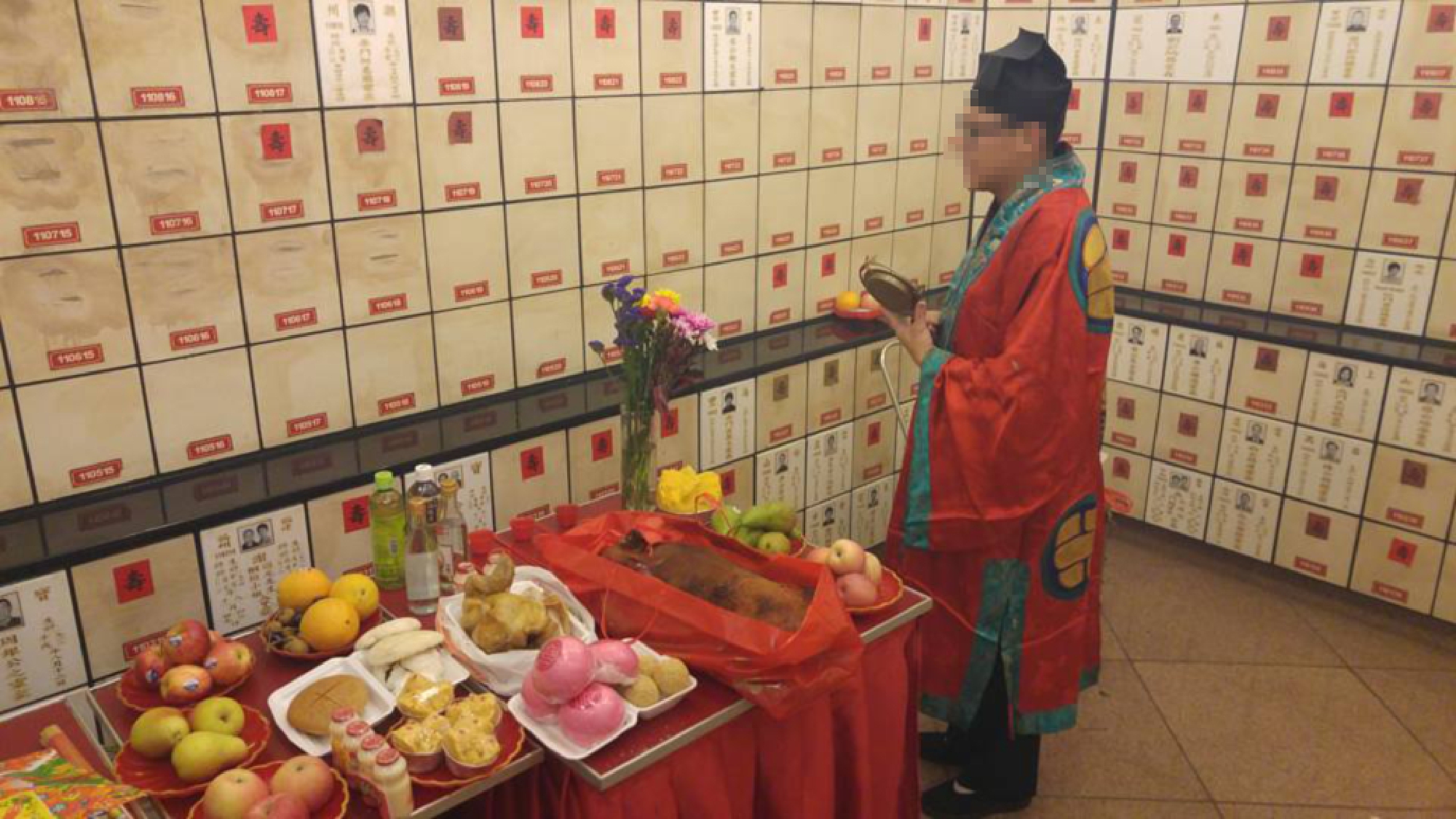 骨灰龕位拜祭 - 後人拜祭先人