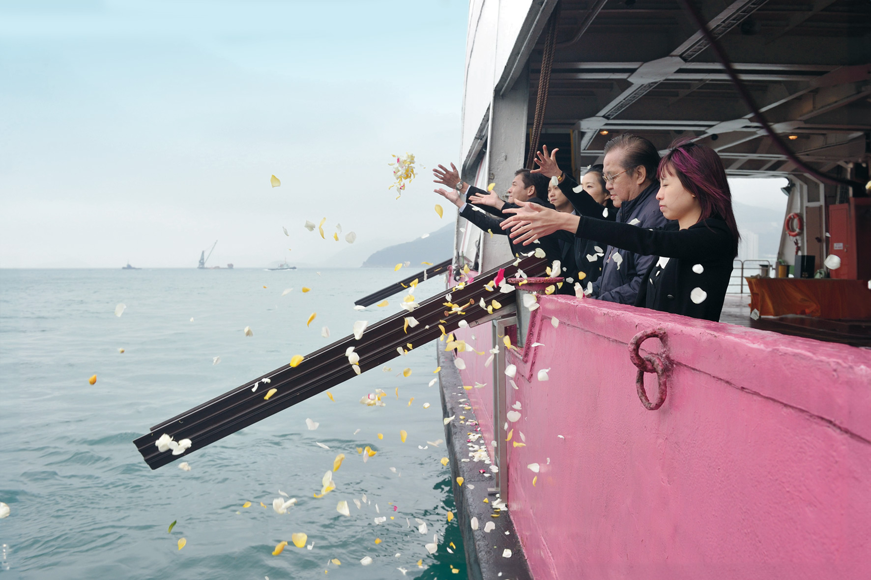 海上撒灰過程 - 將骨灰撒入大海